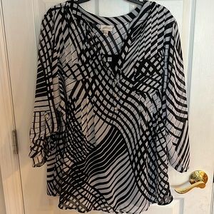 Avenue blouse size 18/20 in black and white has 3/4 sleeve with black camisole